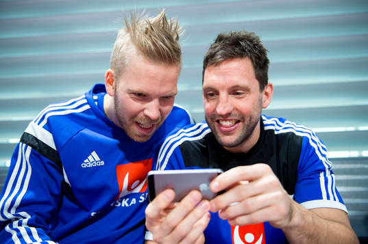 Sveriges målvakt Johan Sjöstrand och Tobias Karlsson