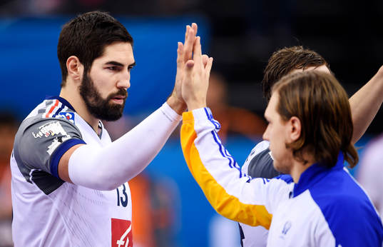 Frankrikes Nikola Karabatic och Sveriges Mattias Zachrisson