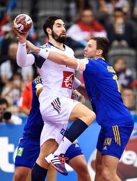 Frankrikes Nikola Karabatic och Sveriges Tobias Karlsson