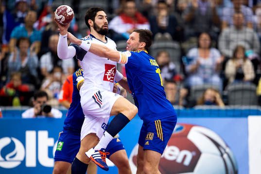 Frankrikes Nikola Karabatic stoppas av Sveriges Tobias