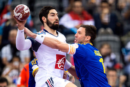 Frankrikes Nikola Karabatic stoppas av Sveriges Tobias