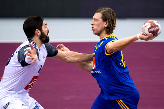 Frankrikes Nikola Karabatic försvarar mot Sveriges Mattias