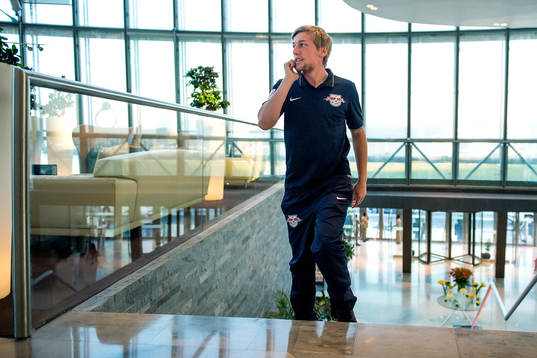 Leipzigs Emil Forsberg pratar i telefon