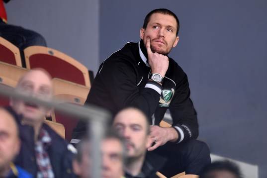 Färjestads Ole-Kristian Tollefsen sitt på läktaren
