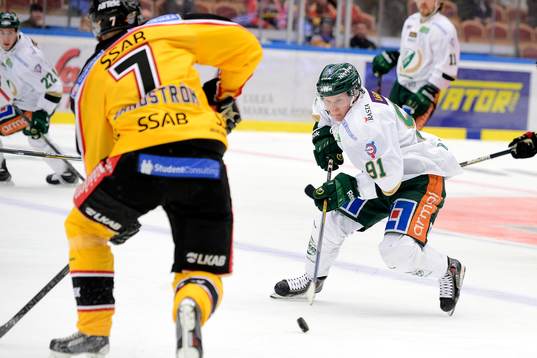 Färjestads Toni Rajala med pucken