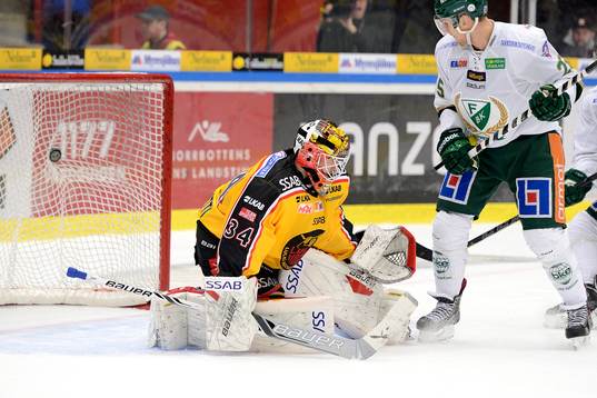 Färjestads Rasmus Asplund(ej i bild) gör 1-1