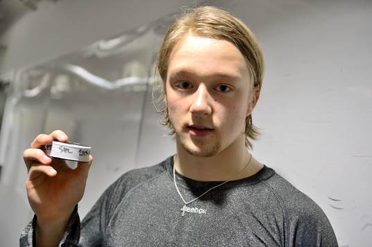 Färjestads Rasmus Asplund med pucken