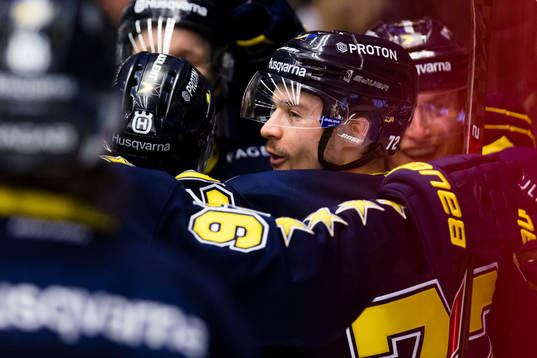 s Patrik Carlsson jublar med lagkamrater