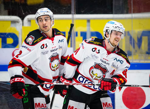 Malmö Redhawks Nils Andersson (v) gör 2-3 och firar med