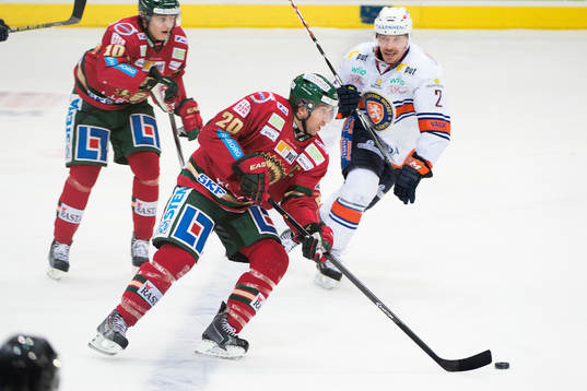 Frölundas Joel Lundqvist går förbi Växjös Teemu Laakso