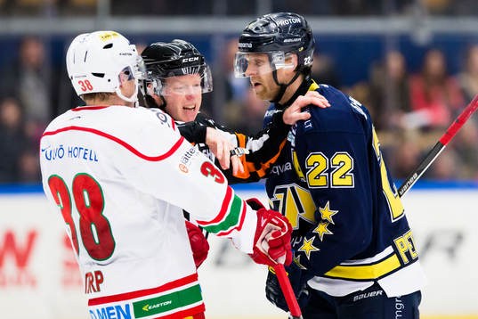 Domare Pehr Claesson (i) går emellan Modos Nichlas Torp