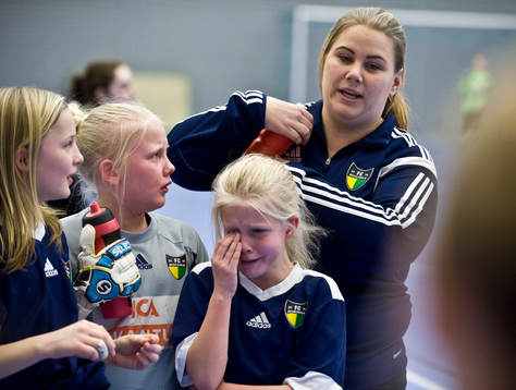 Tränare Jonna Dahl och ledsna FCH-spelare