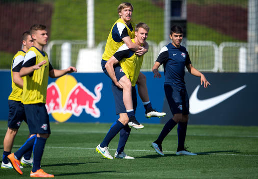 Leipzigs Emil Forsberg bärs av Lukas Klostermann