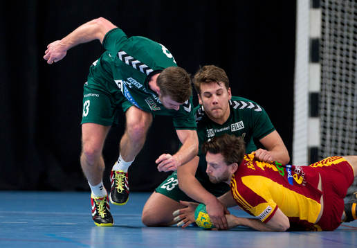 Helsingborgs Henrik Hurtig och Linus Nileskog brottas om
