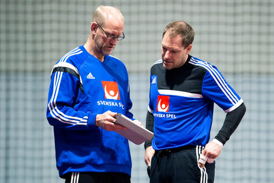 Sveriges målvaktstränare Mats Olsson pratar med målvakt