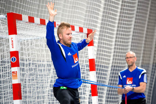 Sveriges målvakt Johan Sjöstrand tränar med