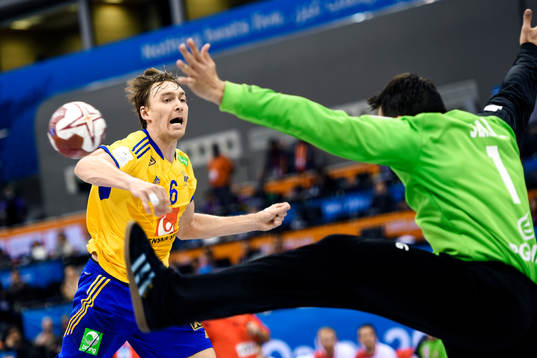 Sveriges Jonas Källman och Polens målvakt Slawomir Szmal