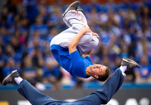 En gymnast hoppar mellan två ben