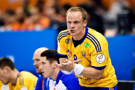 Sveriges Lukas Karlsson manar på de svenska spelarna
