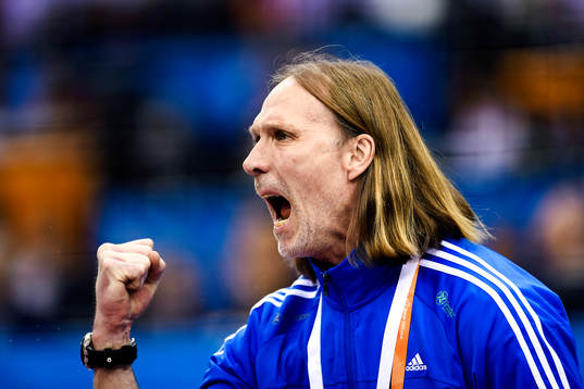 Sveriges förbundskapten Staffan Olsson jublar