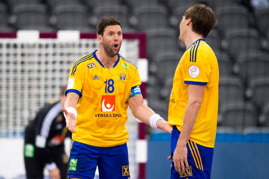 Sveriges Tobias Karlsson diskuterar med Jonas Källman