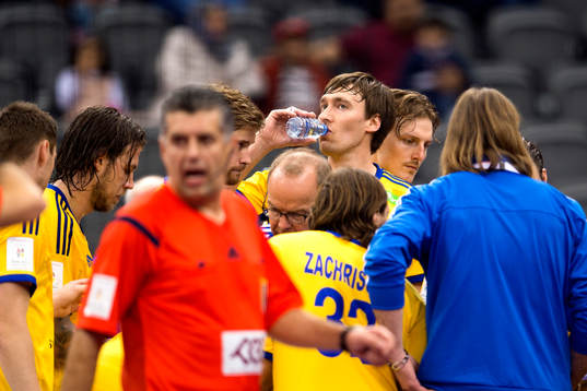 Sveriges Jonas Källman dricker vatten