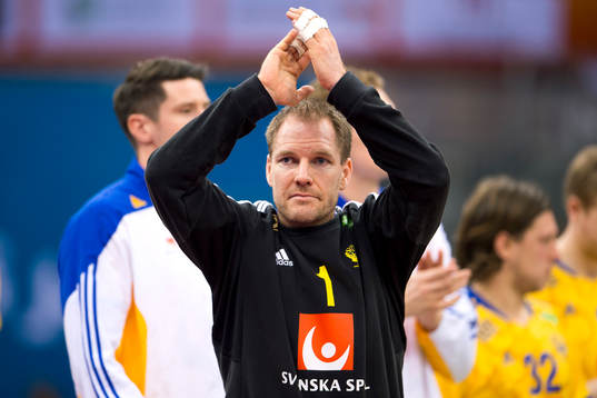 Sveriges målvakt Mattias Andersson tackar publiken