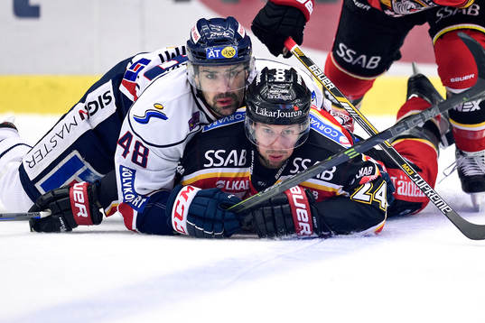 Linköpings Daniel Rahimi hamnar ovanpå Luleås Cam Abbott