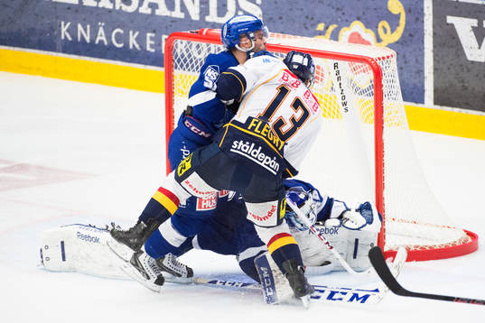 Leksands Kevin Kapstad  stöter bort Djurgårdens Damien