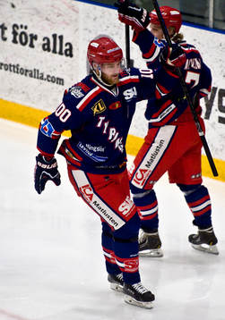 Tyringes Kim Renemark signalerar för mål i matchen mot