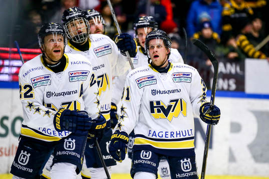 Hv71s Mattias Tedenby, David Petrasek och Filip Ahl  jublar