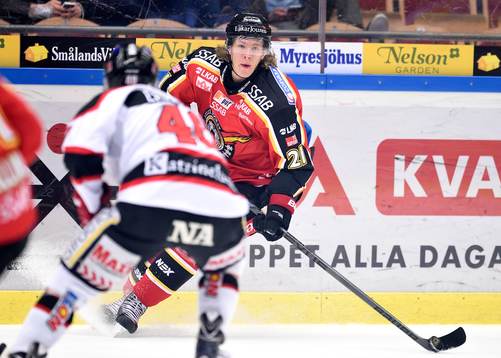Luleås Emil Sylvegård med pucken