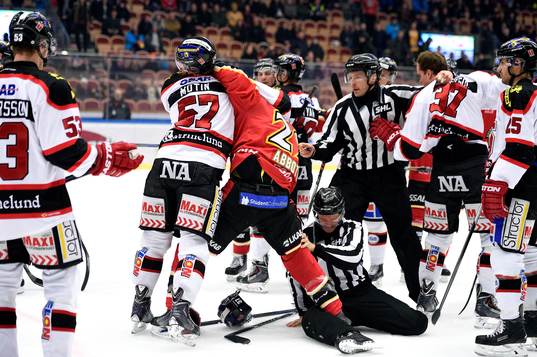 Örebros Johan Motin och Luleås Chris Abbott hamnar i bråk