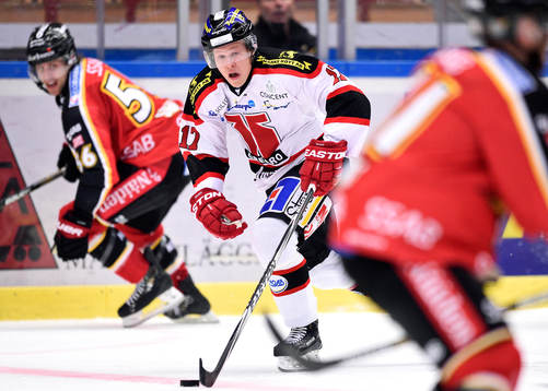 Örebros Daniel Viksten med pucken