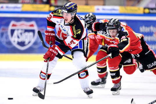 Örebros Bobbo Petersson jagas av Luleås Malte Strömwall