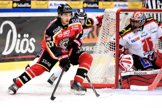 Luleås Daniel Zaar med pucken