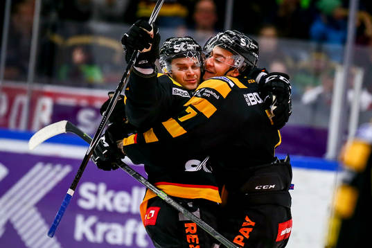 Skellefteås Janne Pesonen och Kirill Kabanov jublar
