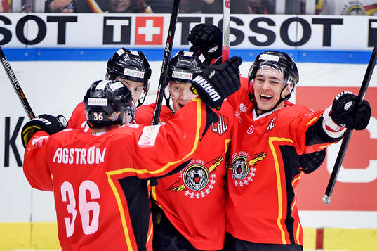 Luleås Johan Forsberg (th) firar 3-2 med lagkamraterna