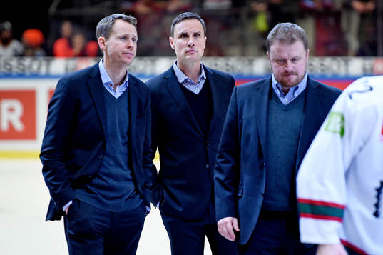 Frölundas tränare Roger Rönnberg (mitten) deppar med