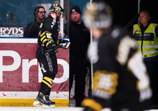 s Christian Sandberg lämnar isen på grund av matchstraff