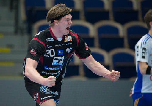 Malmös Adam Lönn grattas i matchen i elitserien i