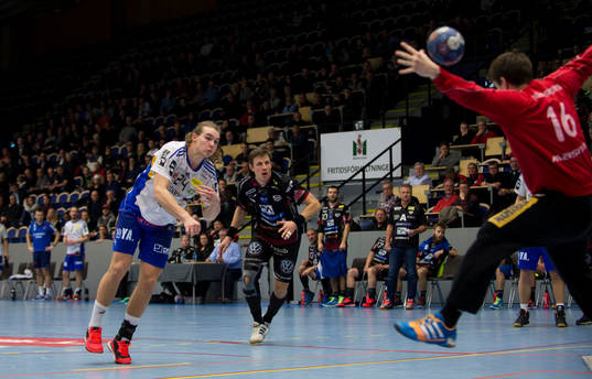 Malmös målvakt Nebosija Simic räddar straff från Ystads
