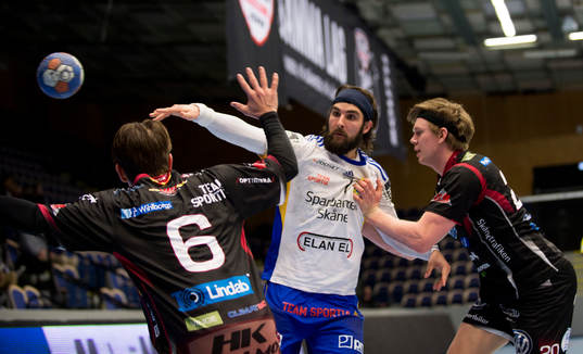 Ystads Mikkel Ibsen i matchen i elitserien i handboll