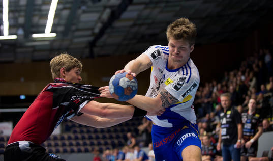 Ystads Philip Nilsson drar av tröjan på en Malmö-spelare