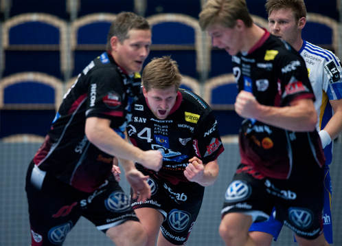 Malmös Carl-Johan Andersson jublar över ett sent mål i