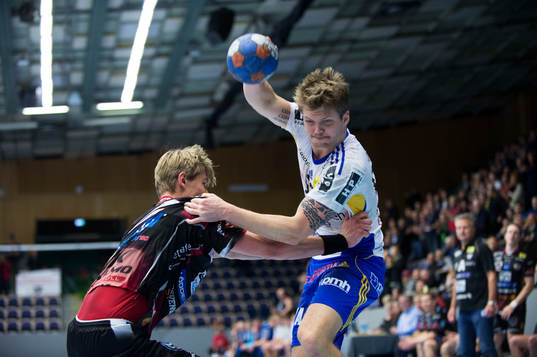 Ystads Philip Nilsson drar av tröjan på en Malmö-spelare