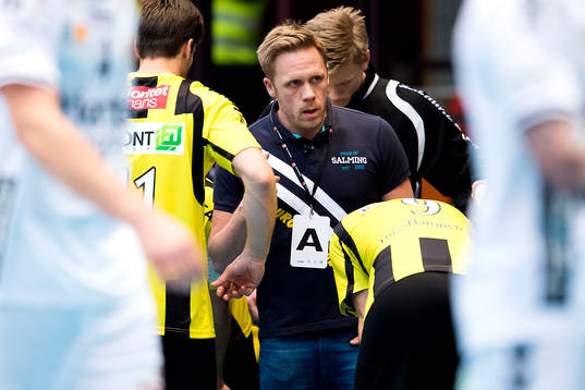 Hammarbys tränare Kalle Matsson pratar med spelarna