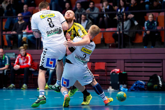 Hammarbys Alexander Morsten stoppas av Redbergslids Tobias