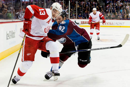 Detroits Pavel Datsyuk får sig en tryckare av Colorados