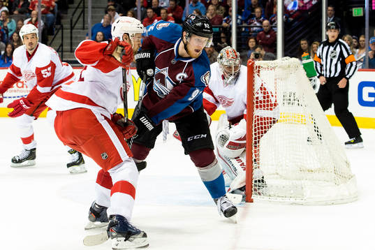 Detroits Niklas Kronwall försöker hålla undan Colorados